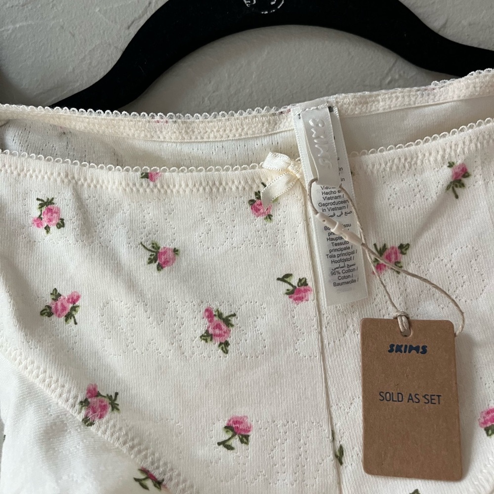 SKIMS LOGO POINTELLE CROPPED CAMI SET MARBLE PINK ROSEBUD PRINT XS - Picture 11 of 11